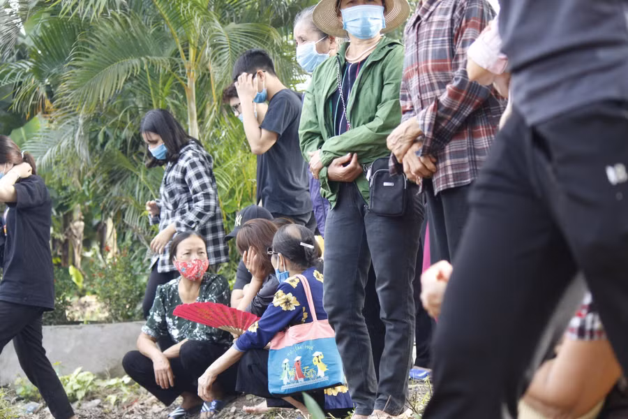 Nhiều người dân không khỏi nghẹn ngào, xót xa cho người nữ sinh ngoan ngoãn, giỏi giang nhưng vắn số.