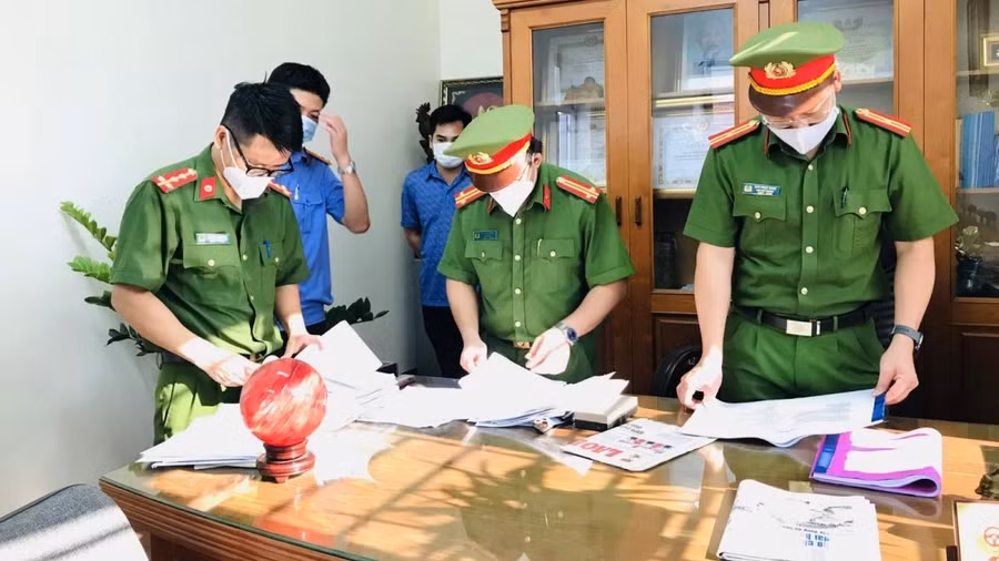 Cơ quan CSĐT Công an tỉnh Bắc Giang thi hành lệnh khám xét nơi làm việc của lãnh đạo trường Trung cấp nghề GTVT Bắc Giang.