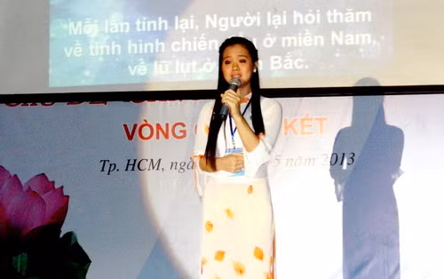 Thí sinh Nguyễn Thụy Như Thùy đang kể câu chuyện “Tình yêu của Bác Hồ dành cho những khúc dân ca” đoạt giải nhì.