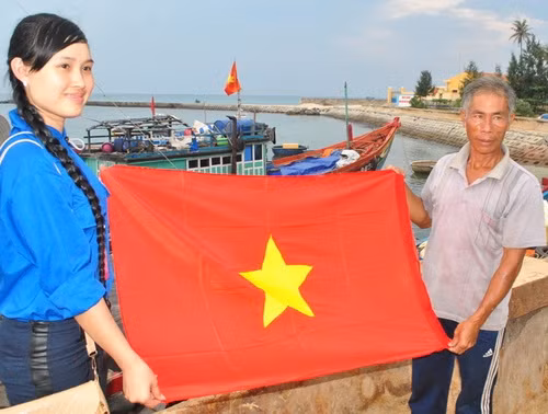 900 sinh viên xây dựng Cột cờ Tổ quốc trên đảo Lý Sơn