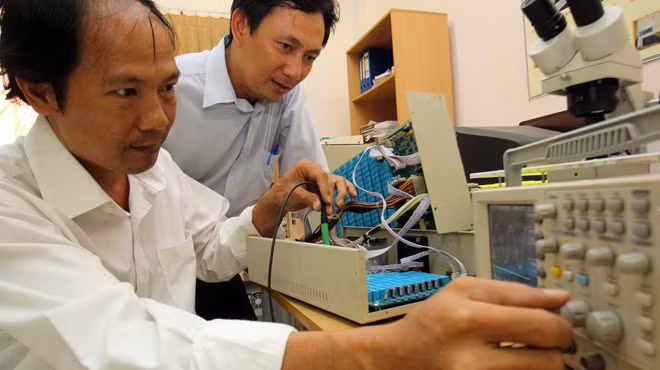 Giảng viên Trường ĐH Công nghệ Sài Gòn nghiên cứu chế tạo thiết bị Test.chip và IC. Giảng viên Trường ĐH Công nghệ Sài Gòn nghiên cứu chế tạo thiết bị Test.chip và IC.