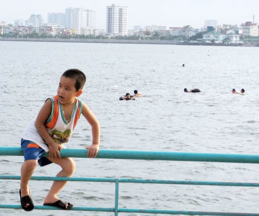 Ngày hè, trẻ "khát" sân chơi