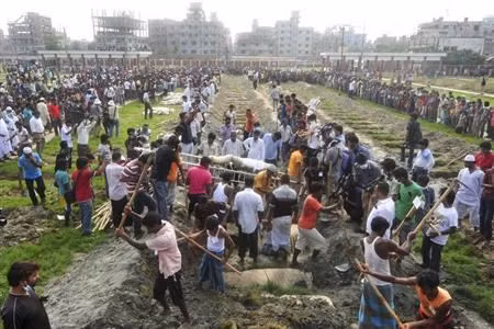 Bangladesh: Tang thương cảnh đưa tiễn nạn nhân sập nhà