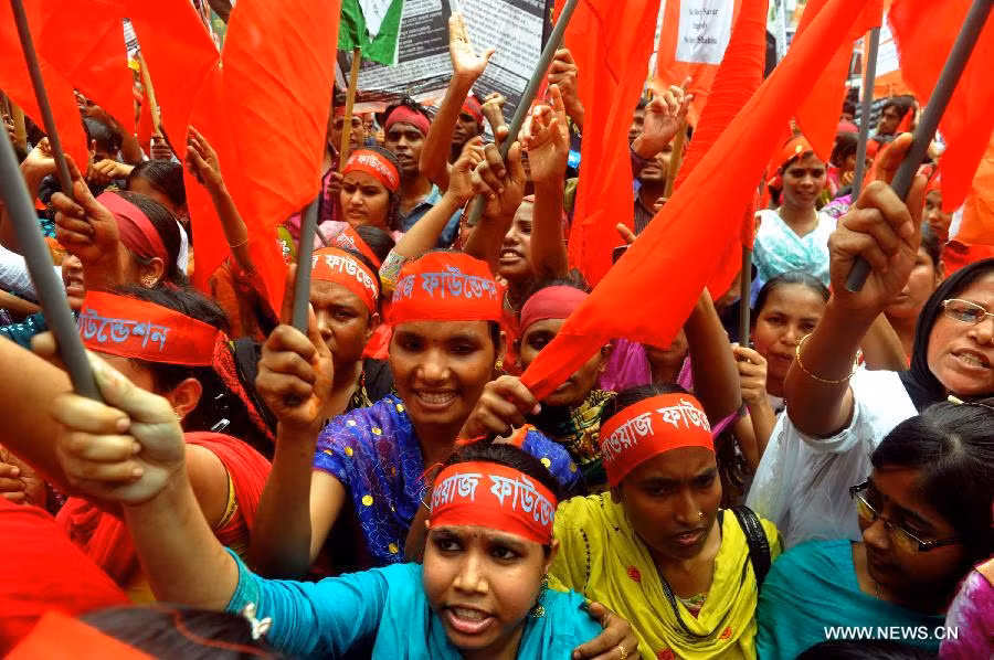 Bangladeshi garments workers stage a procession to mark International Labor Day in Dhaka, Bangladesh, May 1, 2013. The historic Labor Day was observed in the country as elsewhere across the world Wednesday with a pledge to safeguard rights of workers.