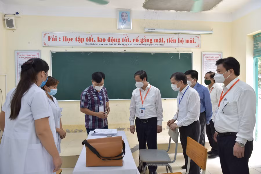 Bộ trưởng và đoàn công tác kiểm tra và động viên cán bộ, nhân viên y tế tại Điểm thi Trường Phổ thông dân tộc nội trú THPT tỉnh Hoà Bình.