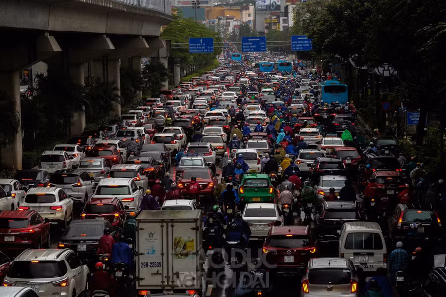 Nhiều tuyến phố Hà Nội ùn tắc trong cơn mưa, xe máy leo lên vỉa hè để đi ảnh 7