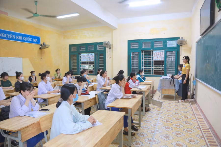 Cán bộ coi thi phổ biến quy chế thi. (Ảnh: Đ. Đức).