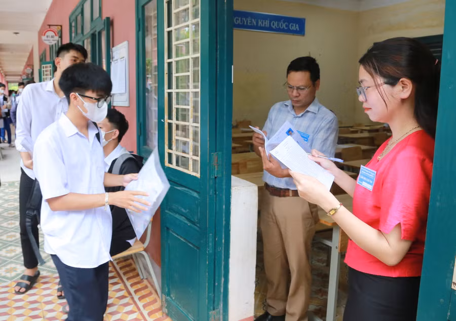 Cán bộ coi thi gọi thí sinh vào phòng (Ảnh: Đ. Đức).