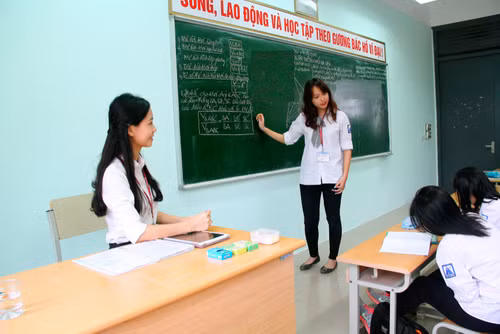 Học sinh biểu diễn thao tác nghề “Giáo viên” trong phương pháp trò chơi giáo dục