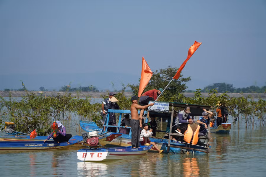 Cổ động viên nhiệt tình cổ vũ.