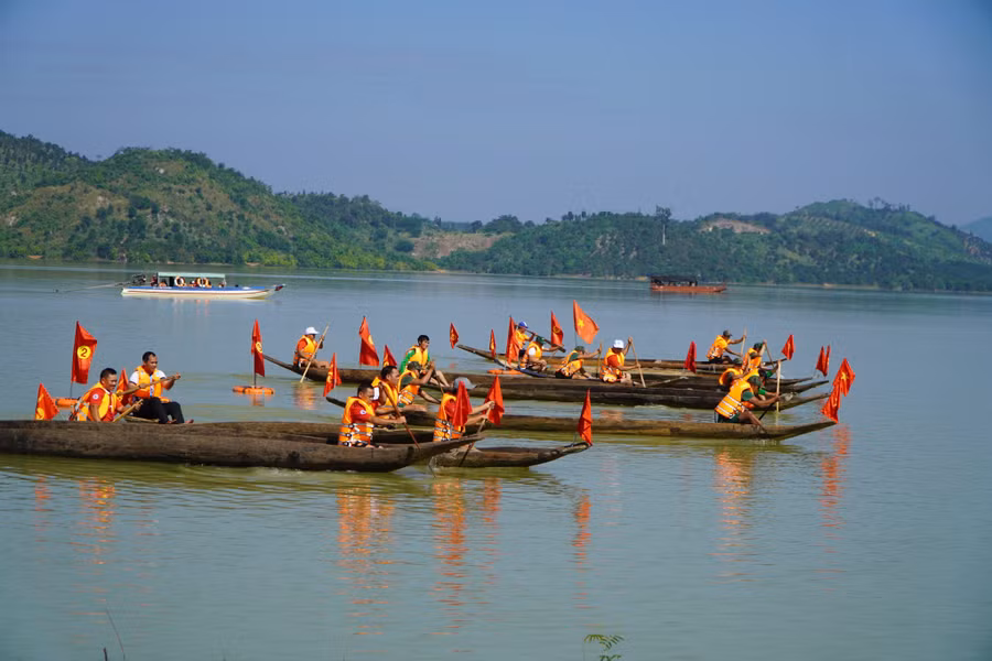 Các đội đua tranh tài tại Hội đua thuyền độc mộc lần thứ 3.