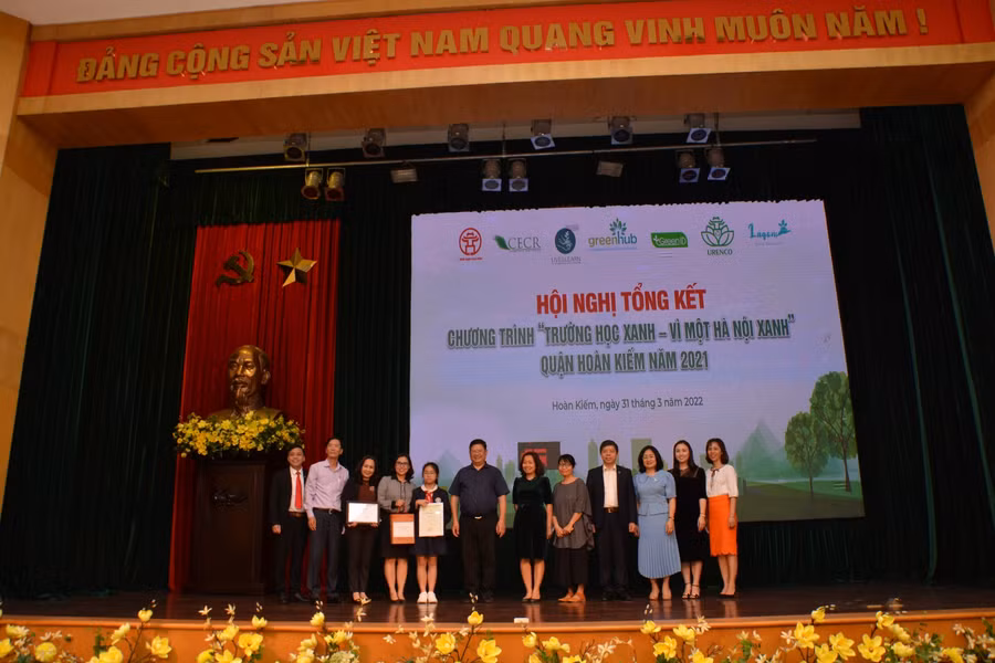 UBND quận Hoàn Kiếm đã trao Kỷ niệm chương về bảo vệ môi trường cho 8 đơn vị; trao Giấy chứng nhận tích cực tham gia các hoạt động bảo vệ môi trường cho các nhà trường.
