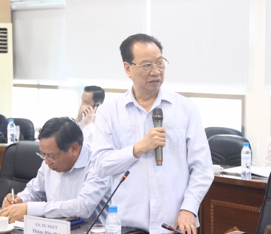 GS.TS.NGƯT Phùng Hữu Phú tham luận tại hội thảo.
