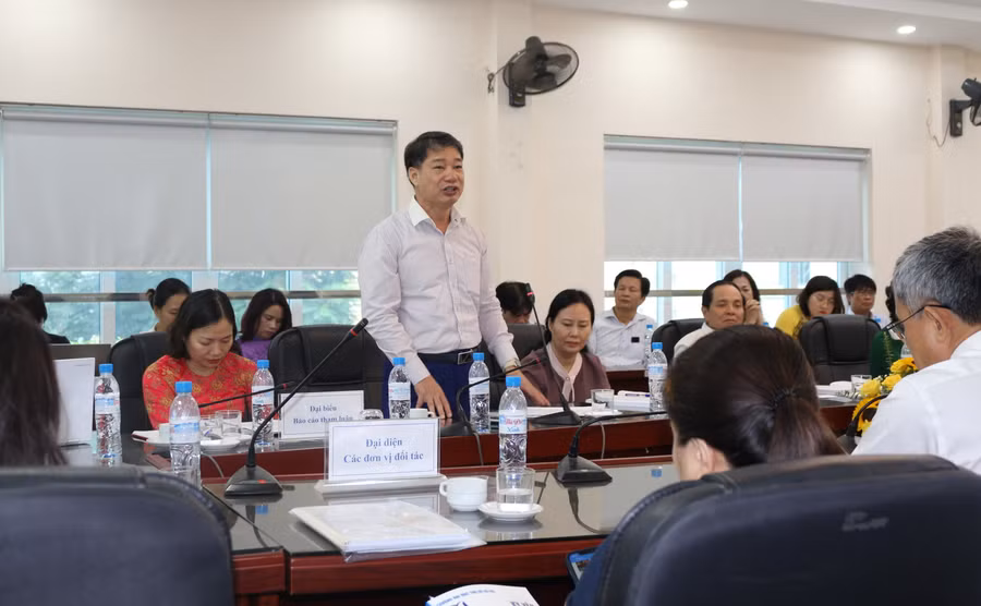 Các đại biểu tham luận tại hội thảo.