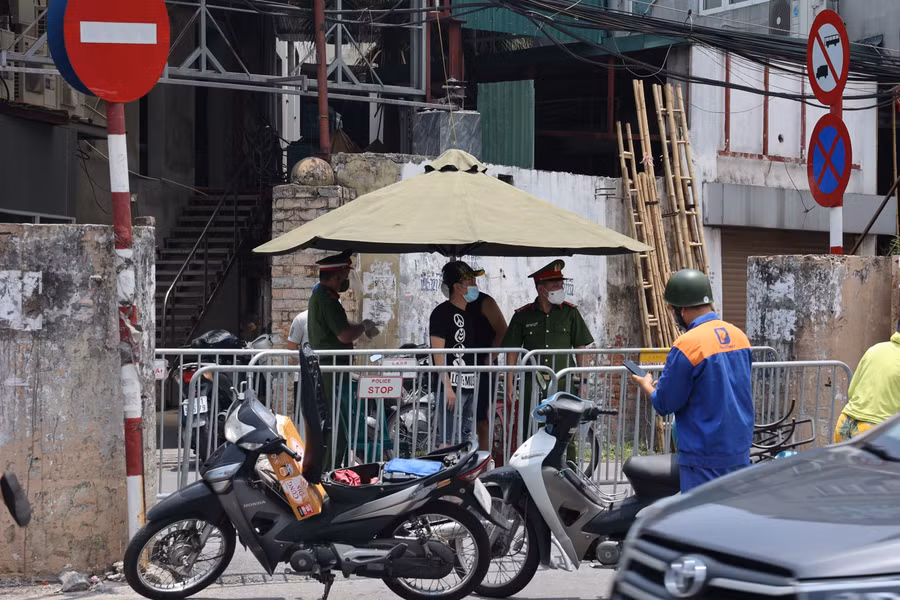 Ngay trong ngày hôm nay, hàng rào barie đã được lập tại cửa ngõ đi vào phương Chương Dương.