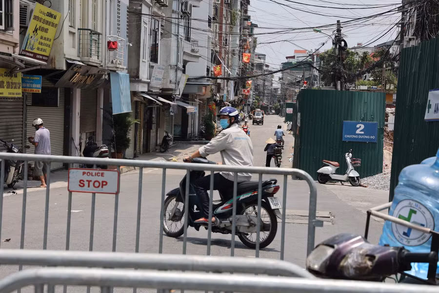 Nhiều người dân phải quay đầu về nhà khi hàng rào barie được lập nên.