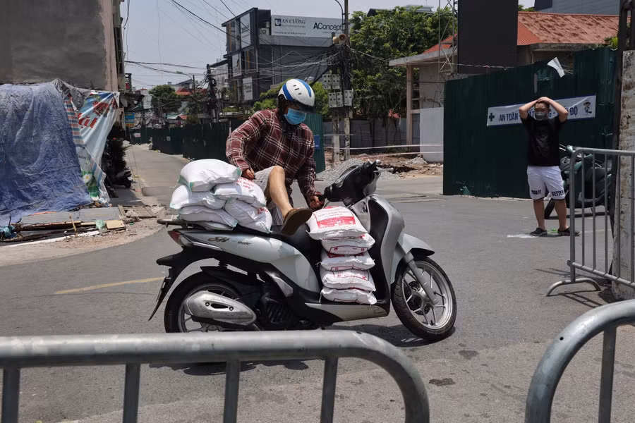 Nhiều người dân nhờ người nhà bên ngoài mua tích trữ 1 số lượng nhu yếu phẩm cho gia đình.