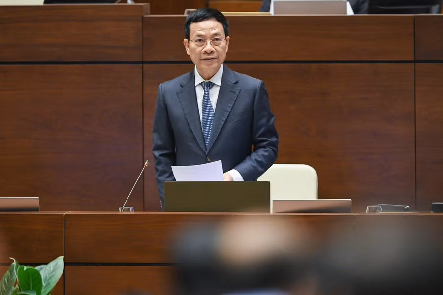 Bộ trưởng Bộ Thông tin và truyền thông Nguyễn Mạnh Hùng phát biểu về vấn đề chất vấn.
