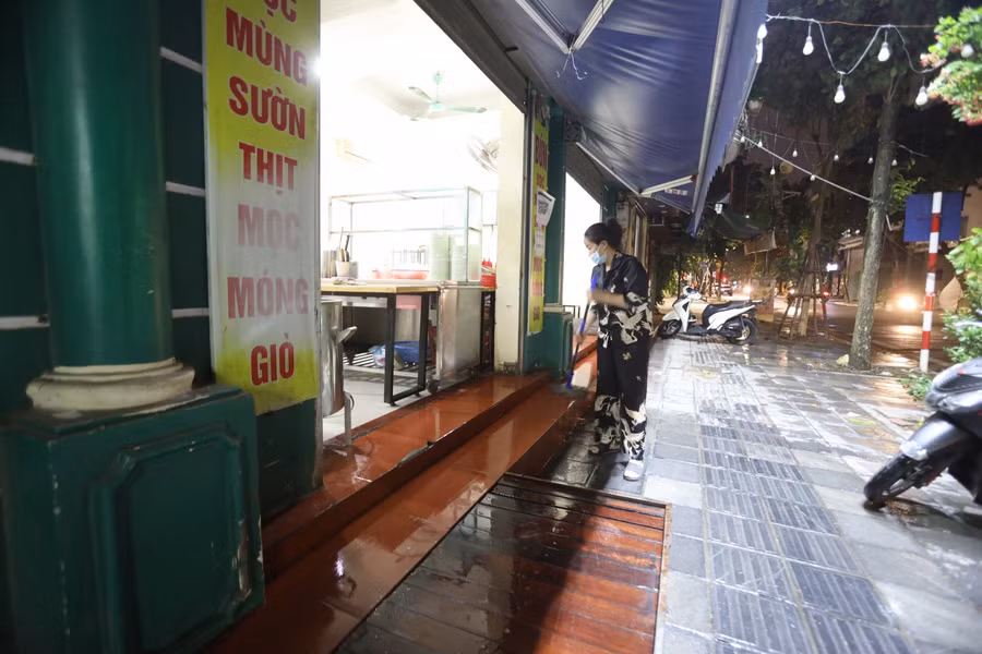Tại đường Tô Hiến Thành, đến tối các công việc dọn dẹp tại cửa hàng vẫn diễn ra.