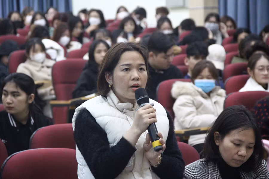 Các đại biểu là học viên, sinh viên của Học viện Quản lý Giáo dục thảo luận, đặt câu hỏi với các diễn giả.