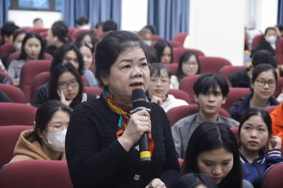 PGS.TS Trần Thị Minh Hằng trao đổi tại hội thảo.