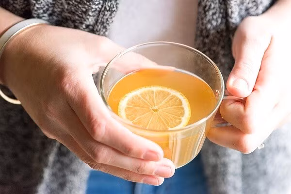 Uống trà mật ong chanh giúp giảm rát họng ho khan hiệu quả