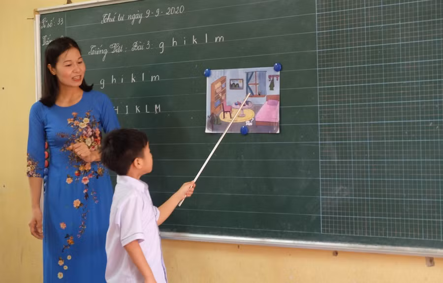 Cô - trò lớp 1A, Trường tiểu học Đông La (Đông Hưng, Thái Bình). Ảnh chụp thời điểm chưa có dịch Covid-19.