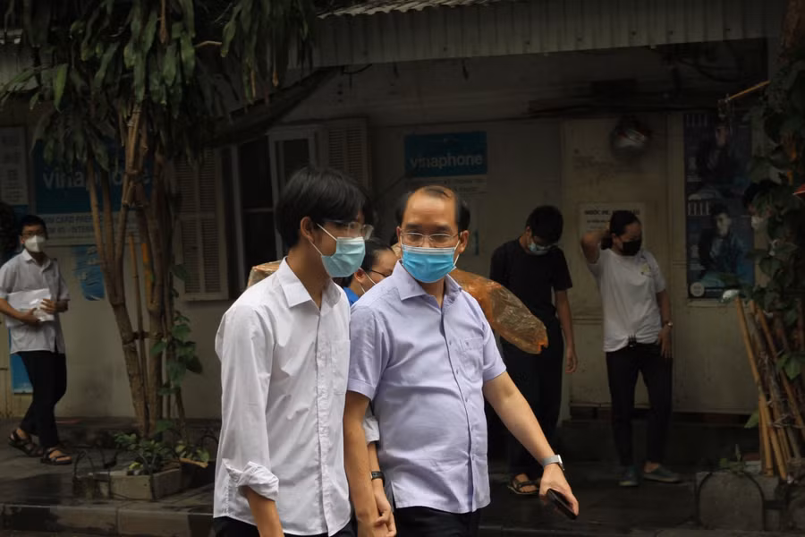 Phụ huynh động viên tinh thần của thí sinh sau khi kết thúc ngày thi đầu tiên kỳ thi tuyển sinh vào lớp 10.