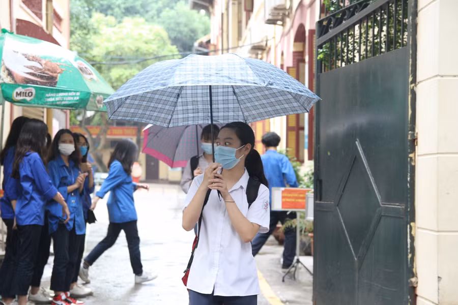 Kết thúc 2 môn thi Ngữ văn và Ngoại ngữ trong sáng ngày 12/6, các thí sinh sẽ được nghỉ buổi chiều trước khi bước vào 2 môn thi tiếp theo là Toán và Lịch sử trong buổi sáng ngày 13/6.