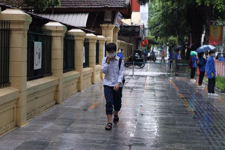 Các thí sinh tham gia dự thi được yêu cầu tuân thủ nghiêm các nguyên tắc phòng chống dịch như đeo khẩu trang, giãn cách tối thiểu 2m.
