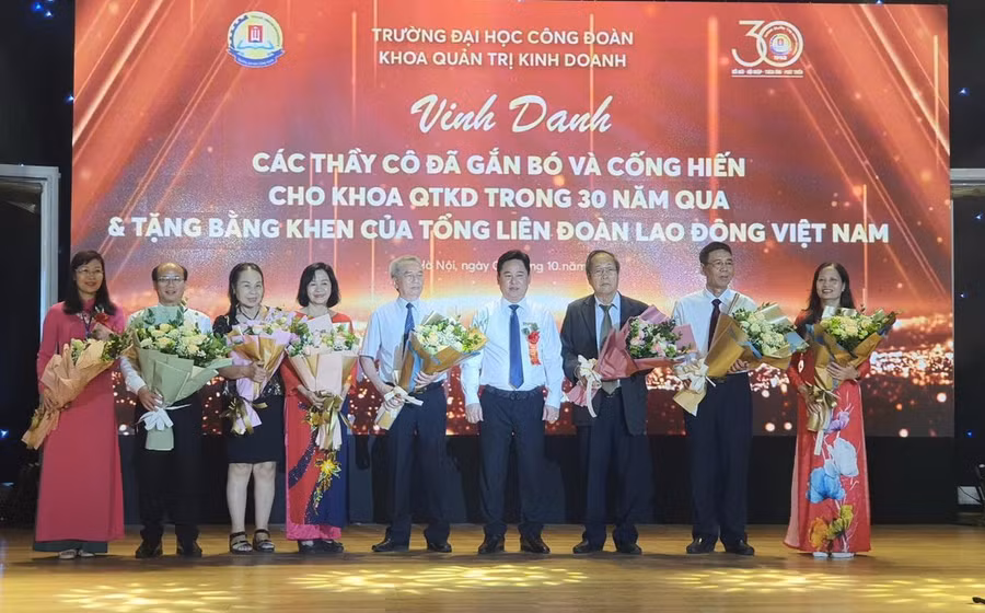 TS Lê Mạnh Hùng – Hiệu trưởng Trường ĐH Công đoàn tặng hoa chúc mừng các cán bộ, giảng viên Khoa Quản trị kinh doanh đã có thời gian công tác trên 20 năm tại Khoa.