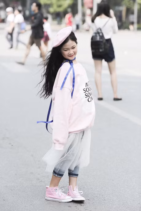 Hot girl nhi so 1 Ha thanh khoe street style chat lu - Anh 5