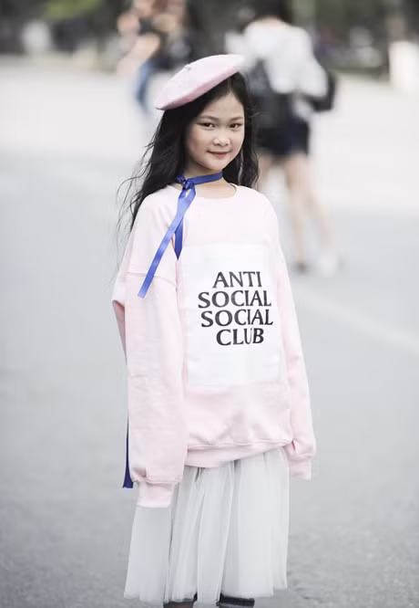 Hot girl nhi so 1 Ha thanh khoe street style chat lu - Anh 6