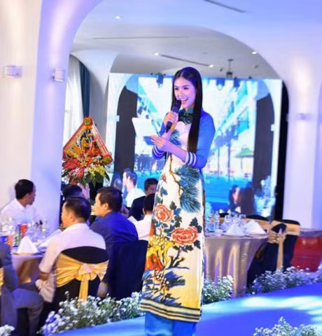Hoa hau Viet Nam khoe sac tai Resort 
