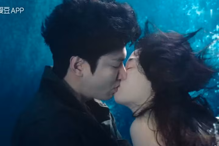 Bom tấn vượt "Hậu duệ mặt trời" bị tố y hệt phim Hollywood