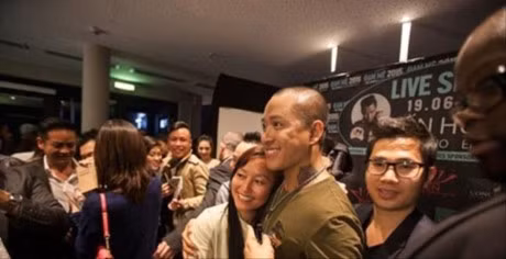 Sau khi cuoi vo, Tuan Hung da lam the nay voi fans nu! - Anh 2