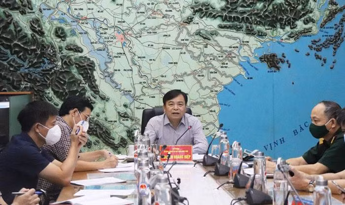 Toàn cảnh cuộc họp chỉ đạo ứng phó áp thấp nhiệt đới đang mạnh lên thành bão