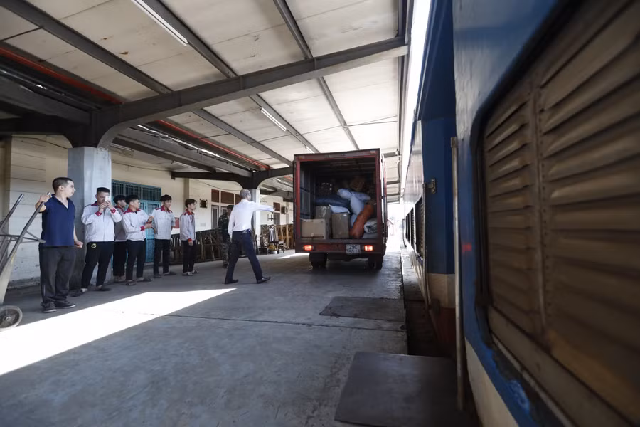 Hai chuyến tàu chở 30 tấn hàng cứu trợ được Tổng công ty Vận tải đường sắt hỗ trợ toàn bộ chi phí vận chuyển vào miền Trung.
