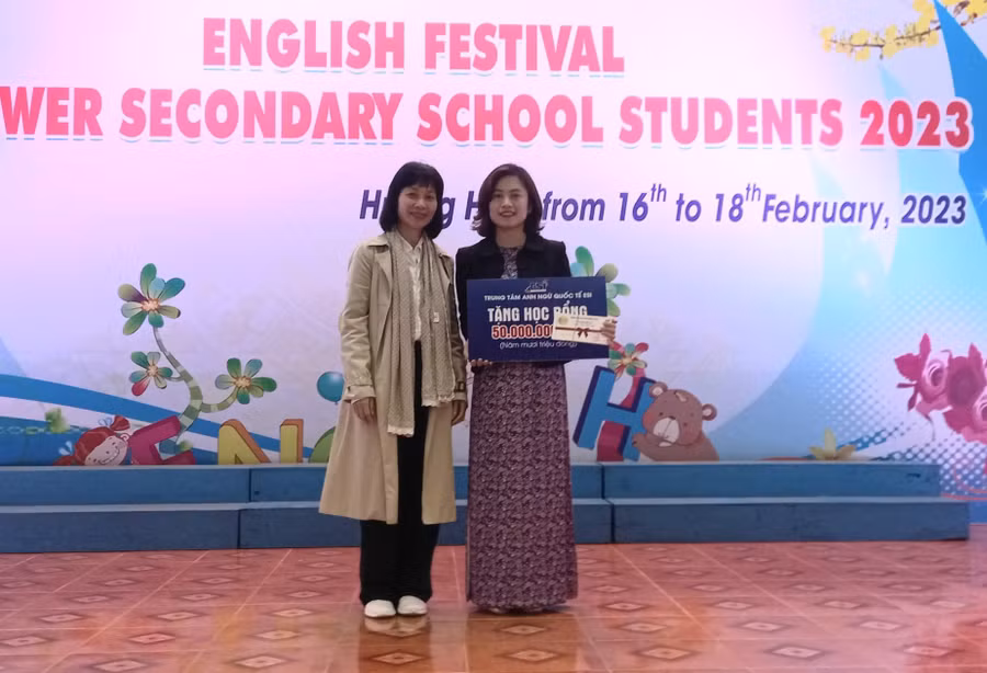 Đại diện Trung tâm Anh ngữ Quốc tế ESI trao học bổng cho Phòng GD&ĐT huyện Hướng Hóa. Đại diện Trung tâm Anh ngữ Quốc tế ESI trao học bổng cho Phòng GD&ĐT huyện Hướng Hóa.