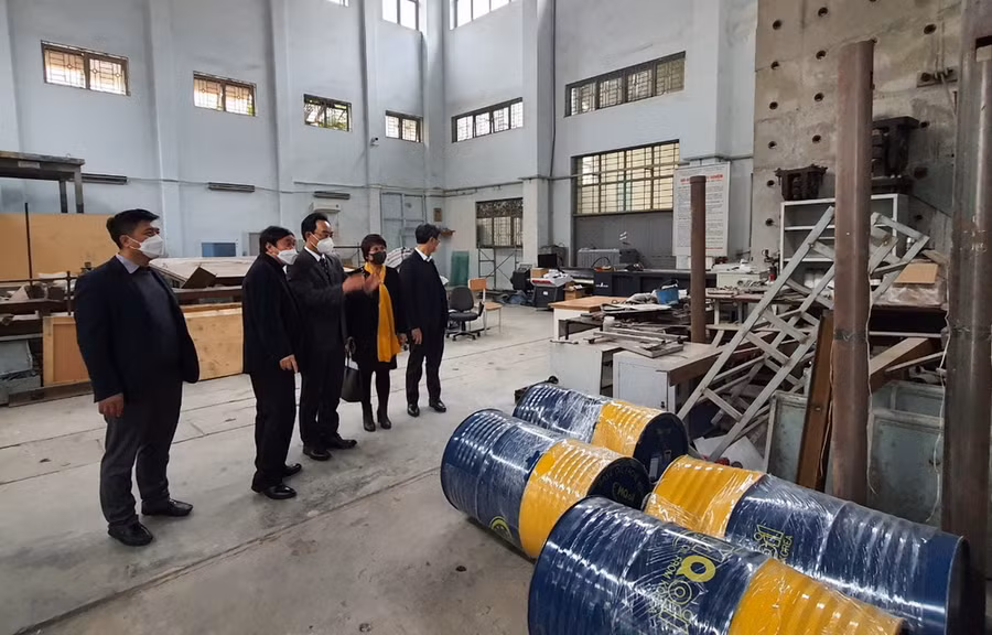 Thứ trưởng Hoàng Minh Sơn và đoàn công tác kiểm tra xưởng thực hành của Trường ĐH Giao thông vận tải.