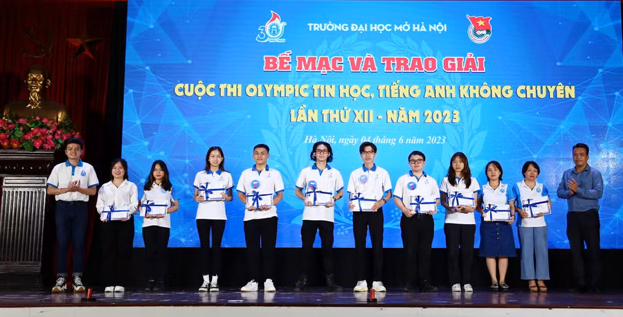 Đại diện Đoàn Thanh niên - Hội Sinh viên Việt Nam Trường ĐH Mở Hà Nội trao khen thưởng tới sinh viên tham dự Cuộc thi.