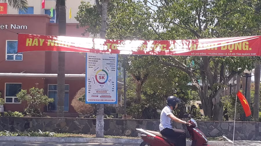 Nhiều tuyến đường nội thị tỉnh Quảng Nam được gắn pano tuyên truyền phòng chống dịch bệnh Covid-19 cho người dân được biết.
