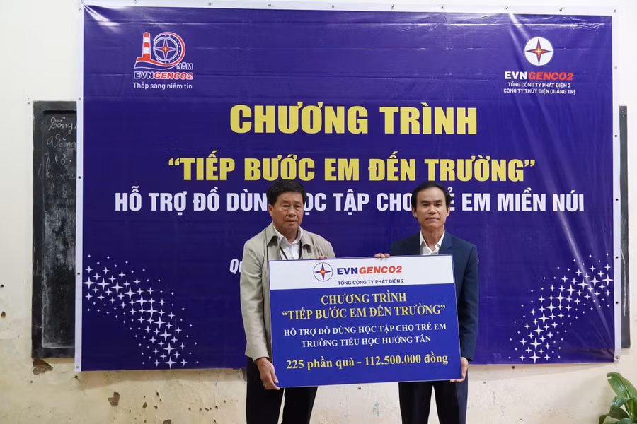 Chương trình “Tiếp bước em đến trường” hỗ trợ hàng trăm phần quà đến học sinh khó khăn.