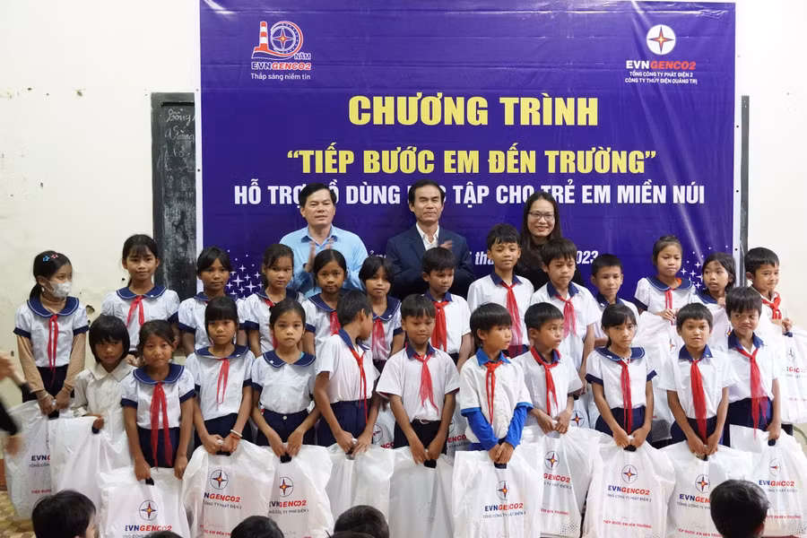 Niềm vui hiện hữu trên gương mặt các em học sinh khi được nhận những món quà từ Tổng Công ty Phát điện 2 và Công ty TĐQT.