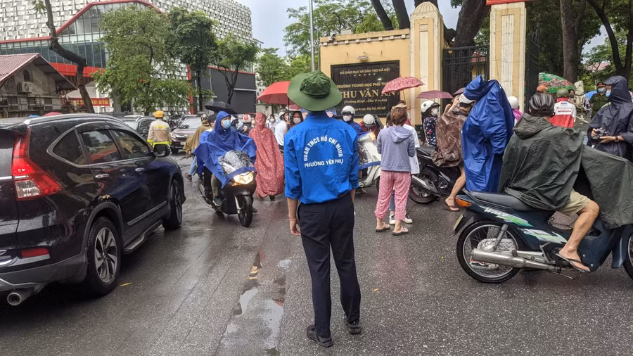 Các lực lượng tình nguyện hỗ trợ phân làn và hướng dẫn thí sinh phụ huynh ở khu vực thi.