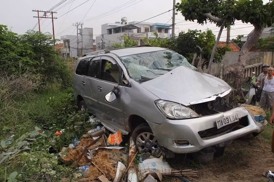 Sau tai nạn, ô tô biến dạng hoàn toàn phần đầu, phía lái, rất may tài xế thoát nạn (ảnh FB) Sau tai nạn, ô tô biến dạng hoàn toàn phần đầu, phía lái, rất may tài xế thoát nạn (ảnh FB)