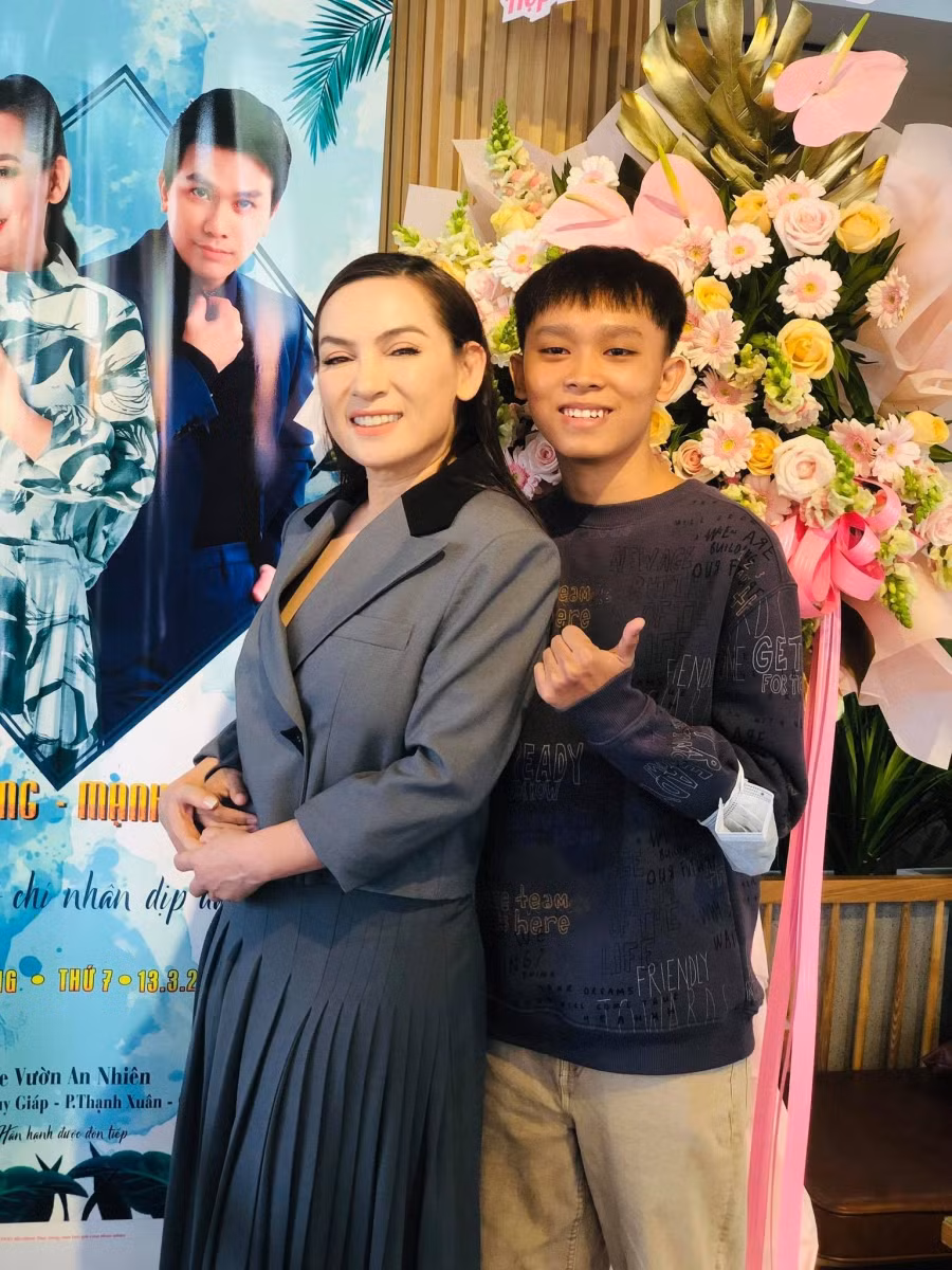 Hồ Văn Cường và mẹ nuôi Phi Nhung. Ảnh Thanh Niên.
