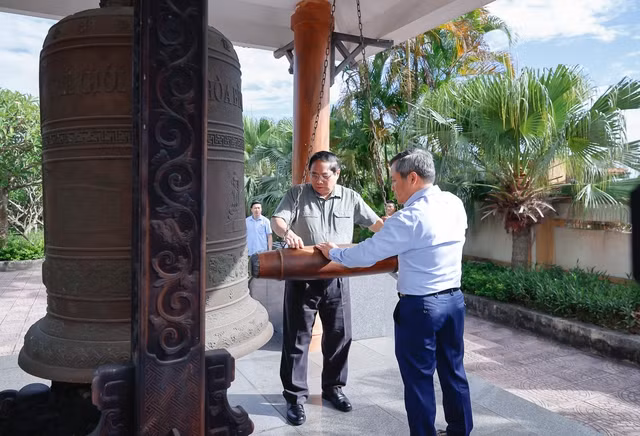 Thủ tướng Phạm Minh Chính thực hiện nghi thức thỉnh chuông tưởng nhớ các anh hùng, liệt sĩ - Ảnh: VGP/Nhật Bắc Thủ tướng Phạm Minh Chính thực hiện nghi thức thỉnh chuông tưởng nhớ các anh hùng, liệt sĩ - Ảnh: VGP/Nhật Bắc