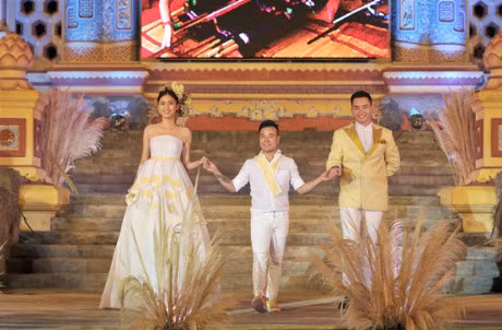 A hau Thanh Tu dep ngot ngao giua ngan hoa - Anh 6