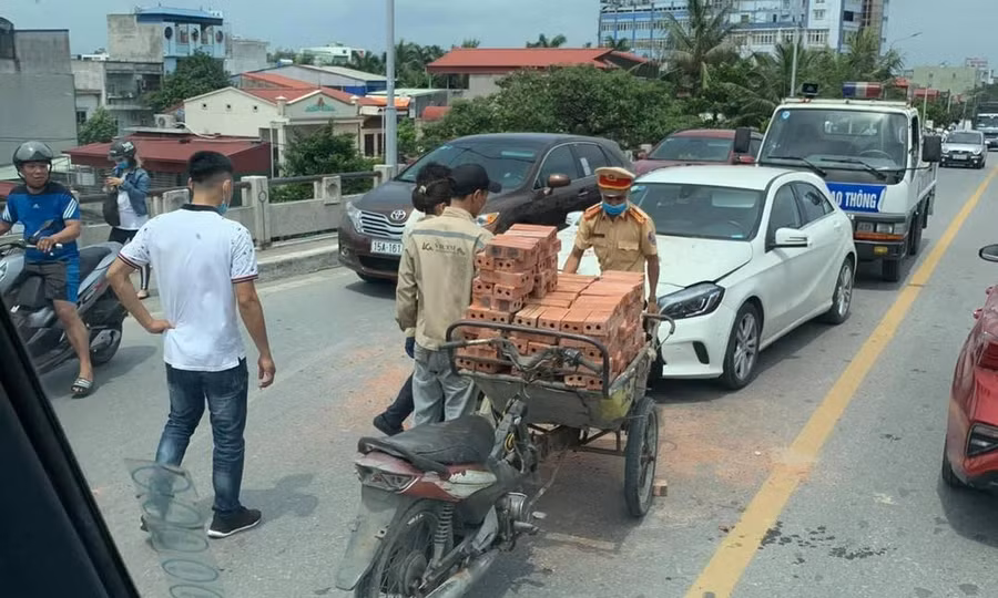 Hiện trường vụ va chạm giao thông trên cầu An Dương.